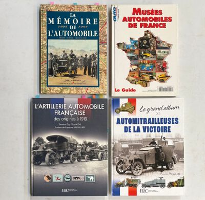 quatre livres posés sur une surface blanche, avec l'image d'une voiture