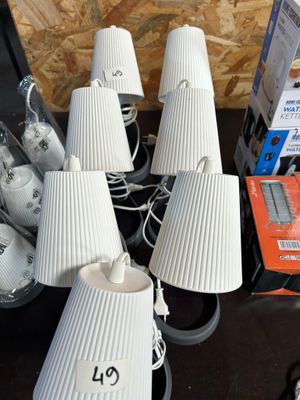 un grand nombre de lampes posées sur une table