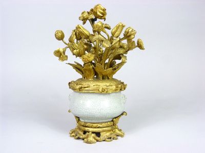 Pot en céramique craquelée couleur veladon surmonté d'un bou…