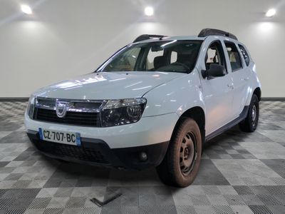 une photo d'une dacia blanche garée dans une pièce