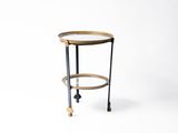 une image représentant une petite table à roulettes avec un plateau en verre