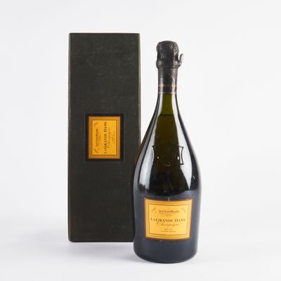 une bouteille de champagne devant une boîte noire