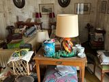 un salon où le sol est encombré d'objets