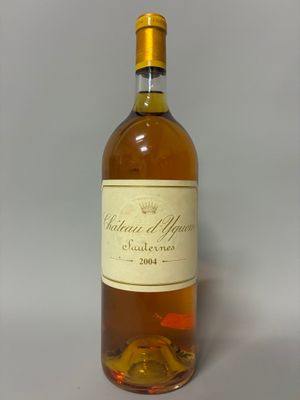 l'image d'une bouteille de vin posée sur une table