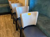 une rangée de chaises dans une salle d'attente équipée d'un canapé