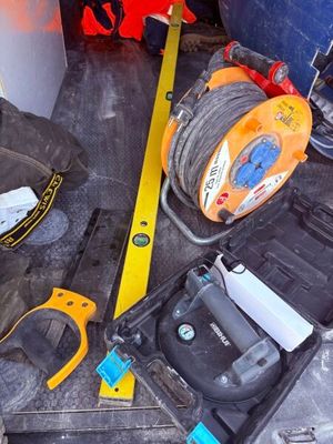 une boîte à outils avec des outils sur le sol