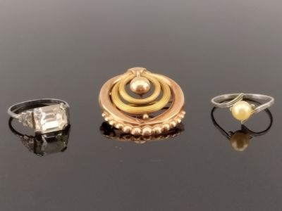 Deux bagues en argent PB. 2,9 g et une broche en or jaune 18…