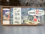 Circuit de train électrique Phillips présenté dans une boîte en bois ornée d'illustrations