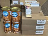Plusieurs boîtes de conserve sont empilées sur des cartons posés sur une palette