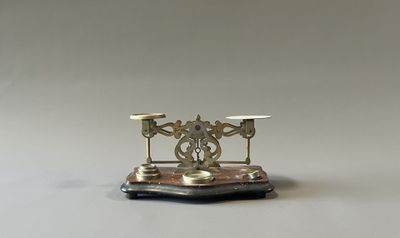 un bougeoir en argent et en or posé sur une table blanche