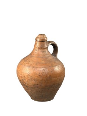 un vase brun avec une anse sur fond blanc