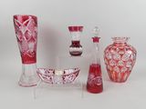un grand nombre de vases en verre posés sur une table