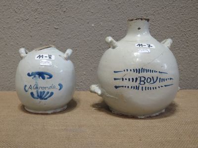 Nevers XVIIIe deux bouteilles à vin marquées BOY (ht 21) et …