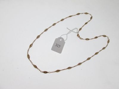 gros plan d'un collier auquel est attachée une étiquette