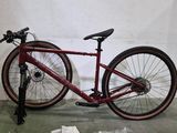 un vélo posé par terre à côté d'un sac
