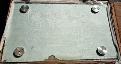 un bagage posé sur une table