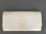 un portefeuille en cuir blanc orné d'un logo monogramme sur le devant