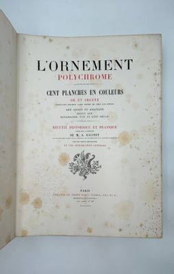 un livre ouvert avec l'image d'un oiseau dessus
