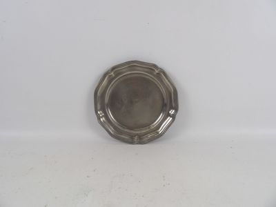 une plaque d'argent sur une surface blanche avec un fond blanc