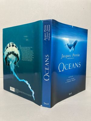 un livre ouvert sur lequel figure l'image d'une méduse nageant dans l'océan