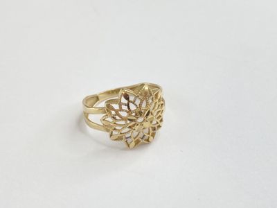 une image représentant une bague en or ornée d'un motif floral