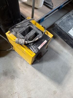 une boîte à outils posée par terre dans le garage