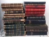 plusieurs livres empilés sur une table