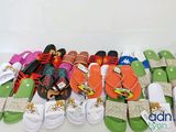 de nombreuses paires de chaussons alignées sur une table