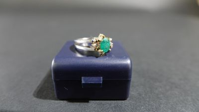 une bague posée sur une boîte bleue