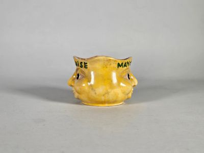 KENSINGTON. Pot à mayonnaise formant un visage en faïence émaillée pol