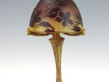 une paire de lampes anciennes posées sur une table, sur fond blanc