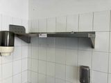 une toilette dans des sanitaires publics équipée d'un distributeur de serviettes en papier