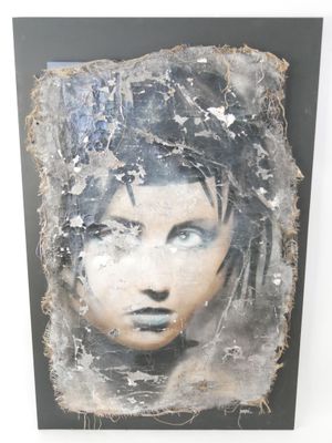 une image représentant une peinture du visage d'une femme sur une feuille de papier