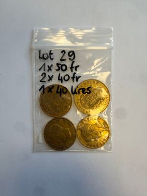 un petit sac de pièces d'or posé sur une surface blanche