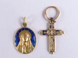 deux pendentifs en forme de croix, en or et émail bleu, sur lesquels figure Jésus