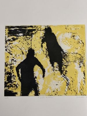 une photo de deux personnes debout dans un champ