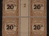 quatre timbres-poste différents des États-Unis datant du XXe siècle