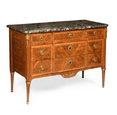 une image d'une commode avec un plateau en marbre