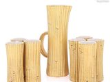 trois vases et une cruche posés les uns à côté des autres