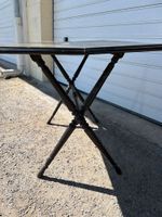 Table pliante en bois laqué noir reposant sur quatre pieds e… (photo 3)