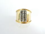 un gros plan d'une bague en or sertie de deux rangées de diamants