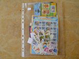 un sachet de timbres posé sur une table, avec une image de chat