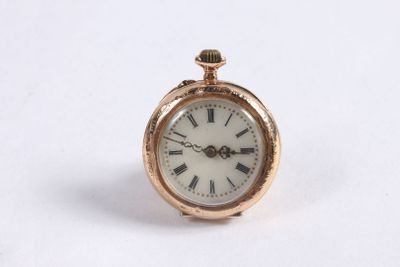 une petite montre de poche en or avec des chiffres romains