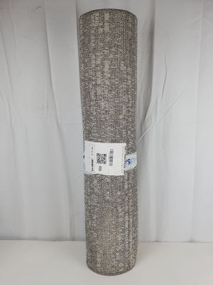 un gros plan d'un rouleau de tissu sur fond blanc
