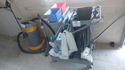 une photo d'un chariot de nettoyage dans un garage