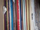 une boîte en carton contenant plusieurs CD