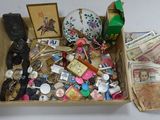une boîte remplie d'objets assortis sur une table