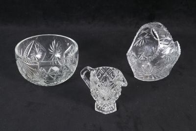 trois verres posés sur une table noire