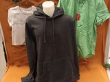 un mannequin vêtu d'un sweat à capuche et d'un pantalon