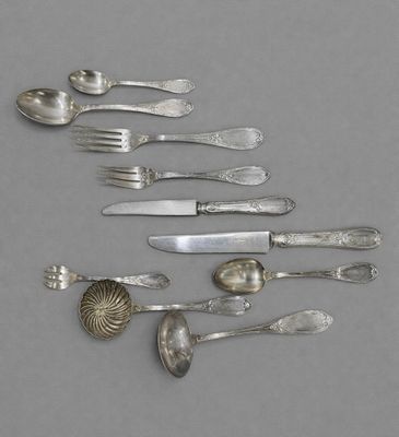 beaucoup de cuillères et de fourchettes en argent sur la table